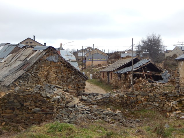 V Foncebadonu se klatijo psi