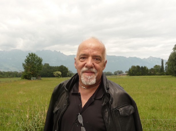 paulo-coelho-comemora-20-anos-de-peregrinacao-615x461