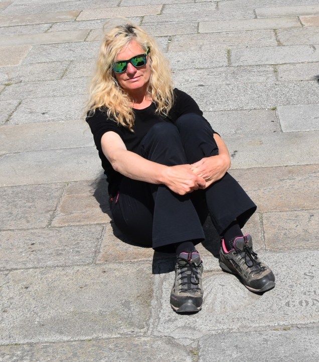 Z nogami na Jakobovi školjki pred katedralo v santiagu